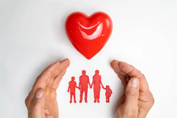 健康保険と心臓病のカバー 心臓内科医 — ストック写真