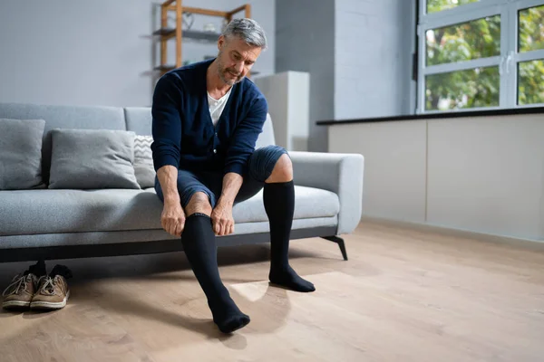 Man Sätter Medicinsk Kompression Strumpor Ben — Stockfoto