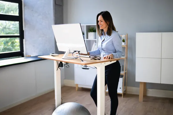 Mulher Usando Mesa Altura Ajustável Escritório Para Uma Boa Postura — Fotografia de Stock