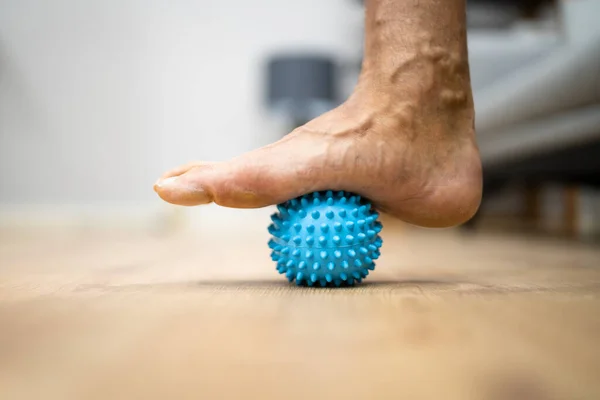 トリガーポイントスパイシーなマッサージボールを使用して足のマッサージ Myofascialリリース — ストック写真