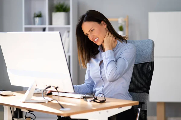 Mala Postura Dolor Cuello Silla Mujer Sufriendo — Foto de Stock