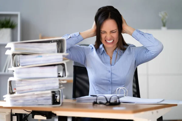 Frustrerad Revisor Arbetstagaren Oroar Sig För Skatt Finansiell Stress — Stockfoto