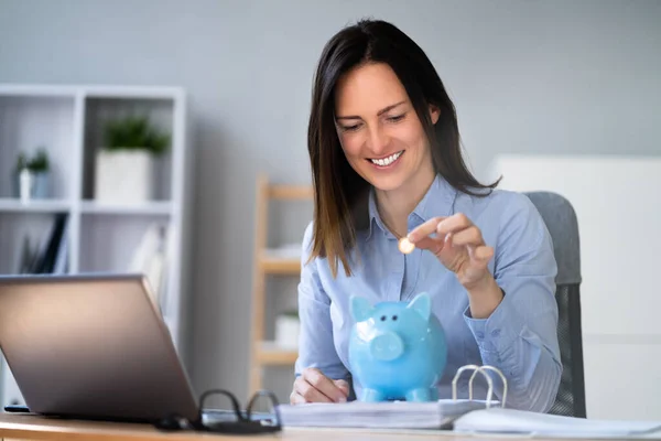 Sparen Sie Einkommensteuergeld Frau Mit Münzwurf Sparschwein — Stockfoto