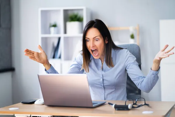 ラップトップコンピュータを使用した怒りの叫び式と感情 — ストック写真