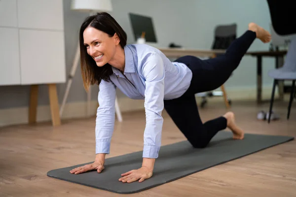 Yoga Beintraining Büro Der Nähe Von Schreibtisch Und Computer — Stockfoto