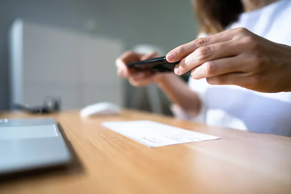 Depósito Cheque Remoto Usando Control Remoto Móvil Captura Línea — Foto de Stock