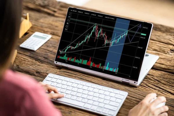 Aandelenhandel Laptop Makelaar Zoek Naar Exchange Website Grafiek — Stockfoto