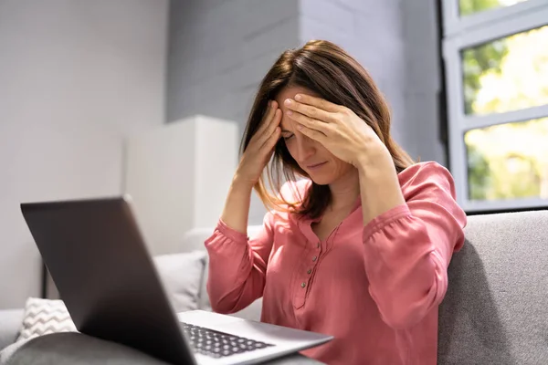 頭痛の種と自宅オフィスでうつ病ビジネス女性 — ストック写真