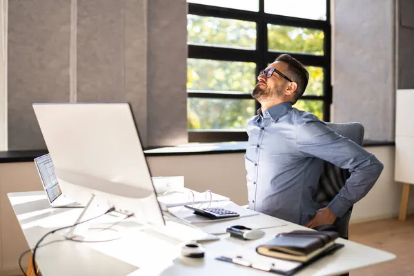 Rückenschmerzen Schlechte Körperhaltung Mann Sitzt Büro — Stockfoto