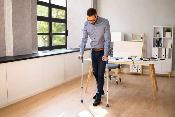 Trabalhador Com Fissuras Local Trabalho Escritório Prestações Reabilitação — Fotografia de Stock