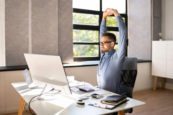 Τεντώστε Άσκηση Προπόνηση Στο Γραφείο Business Desk — Φωτογραφία Αρχείου