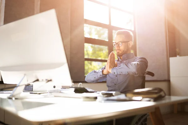 Personas Que Utilizan Una Silla Ruedas Orando Trabajo —  Fotos de Stock