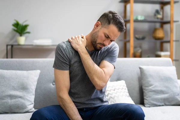 Mann Mit Schulterschmerzen Auf Couch Hause — Stockfoto