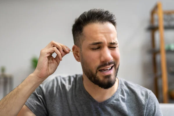 耳部清洁及健康 男子使用棉花交换器 — 图库照片