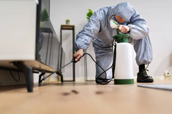 Exterminador Controle Pragas Homem Pulverizando Pesticida Térmita Casa — Fotografia de Stock