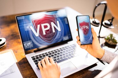 Afrikalı Kadın Bilgisayardan VPN Uygulaması İndiriyor