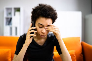İlişki Zorluğu ve Depresyon. Telefonda Kafası Karışık Üzgün Yetişkin