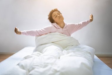 Afrikalı Rahat Kadın Uyan. Rahat bir uyku.