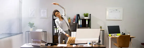 Stretching Övning Vid Skrivbordet Afroamerikansk Kvinna Arbetsplatsen — Stockfoto