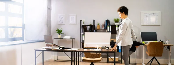 Allenamento Yoga Ufficio Dietro Computer Aziendale Ginnastica Allenamento Delle Gambe — Foto Stock