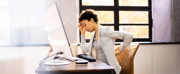 Rückenschmerzen Schlechte Körperhaltung Frau Sitzt Büro — Stockfoto