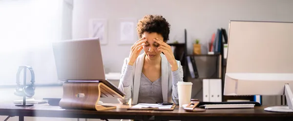 アフリカビジネス女性は頭アチェで疲れと動揺 — ストック写真