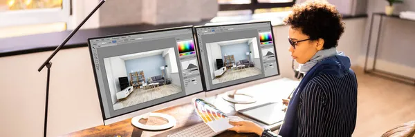 Grafikdesignerin Arbeitet Mehreren Computerbildschirmen — Stockfoto