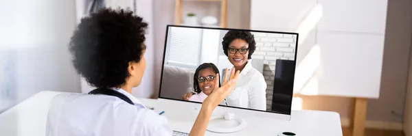 Afroamerikansk Läkare Telehealth Samtal Med Barn Patient — Stockfoto
