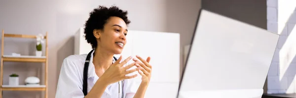 Professionell Afroamerikansk Doktor Kvinna Videokonferens — Stockfoto