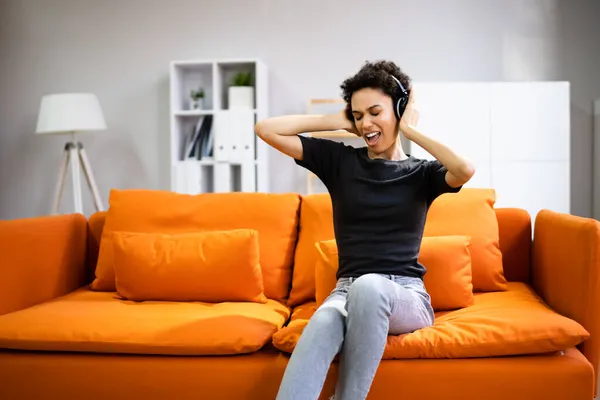 African American Woman Απολαμβάνοντας Μουσική Μέσω Ακουστικών Στο Σπίτι — Φωτογραφία Αρχείου