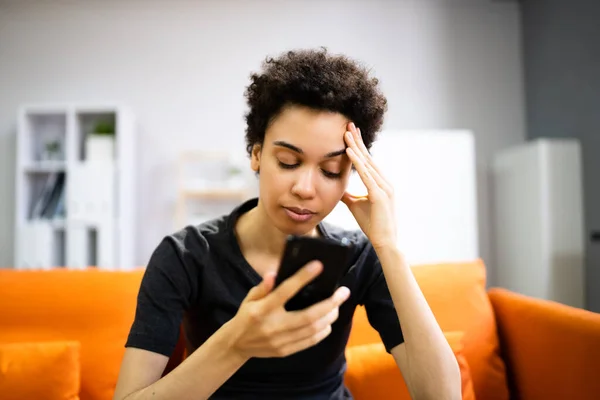Senhora Millennial Confuso Sentado Com Depressão Casa — Fotografia de Stock