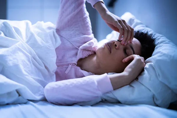 Awake African American Woman Bed Insomnia Dalam Bahasa Inggris Mimpi — Stok Foto