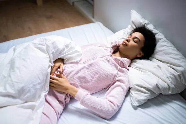 Mujer Afroamericana Con Dolor Estómago Durmiendo — Foto de Stock