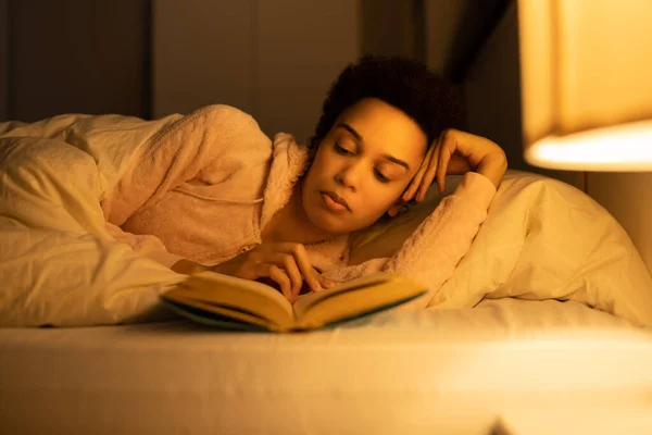 Mujer Afroamericana Leyendo Libro Cama Por Noche — Foto de Stock