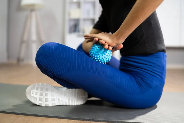 Benmassage Med Trigger Point Spiky Massage Ball Myofascial Release — Stockfoto