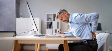Sırtı ağrıyan adam. Kötü Ofis Duruşu
