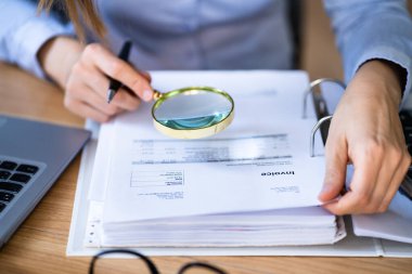 Avukat İnceleme Faturası Büyüteç ile. İş Denetleme