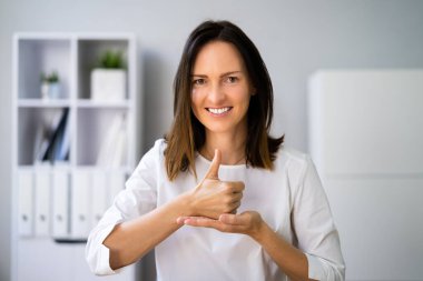 Sağır İnsanlar İçin İşaret Dili Öğrenme