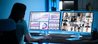 Bilgisayarda Video Konferansı İş Dünyası Webinar İzleniyor