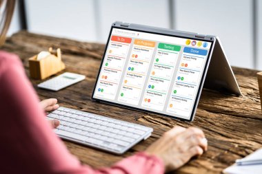Üstü açılır Melez Bilgisayar Ekranındaki Scrum Agile Projesi
