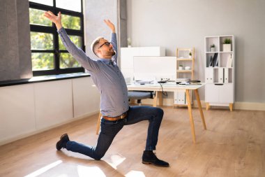 Daimi Ofis Yogası Çalışması ve İş Bilgisayarının Yakınındaki Egzersiz