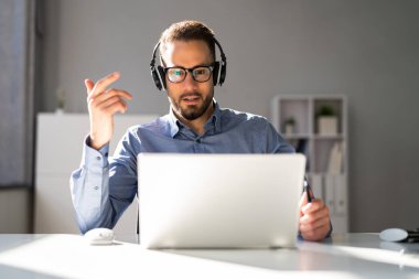 Online Sanal Eğitim Webinar Konferansı. Video İzleyen Adam Çağrısı