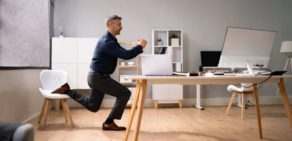 Exercício Yoga Escritório Treino Perto Computador Negócios — Fotografia de Stock