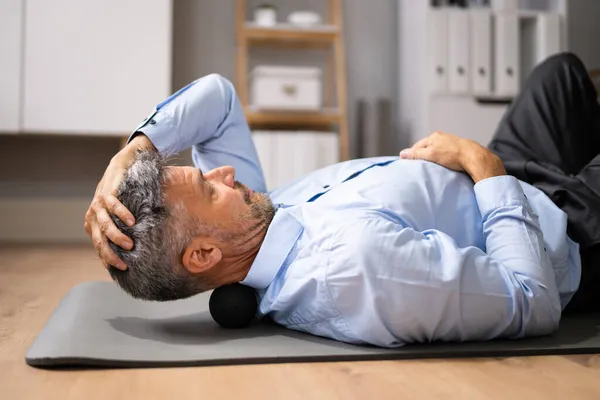 Neck Gatilho Ponto Massagem Usando Espuma Bola Liberação Miofascial — Fotografia de Stock