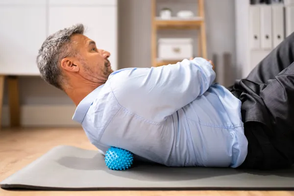 Voltar Gatilho Ponto Massagem Usando Spiky Ball Liberação Miofascial — Fotografia de Stock