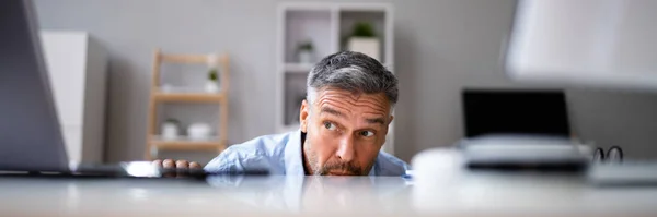 Subdolo Maturo Uomo Evitare Lavoro Ufficio — Foto Stock