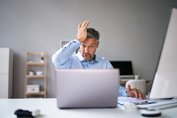 Dator Laptop Överraskning Arbetsplatsen Gammal Man Glömde Lösenordet — Stockfoto