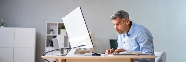 Bărbat Așezat Postură Proastă Lucru Calculator Birou — Fotografie, imagine de stoc