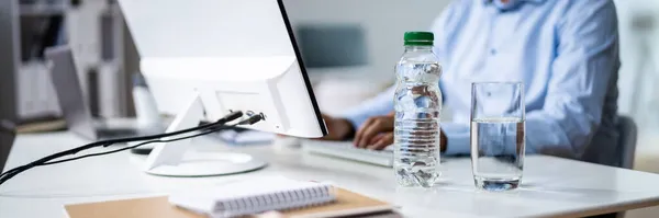 Botella Agua Vidrio Para Beber Escritorio Hombre Usando Computadora — Foto de Stock