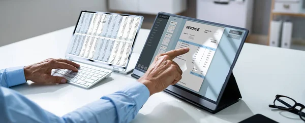 Steuerung Der Unternehmensrechnungen Buchhalter Mit Monitor — Stockfoto